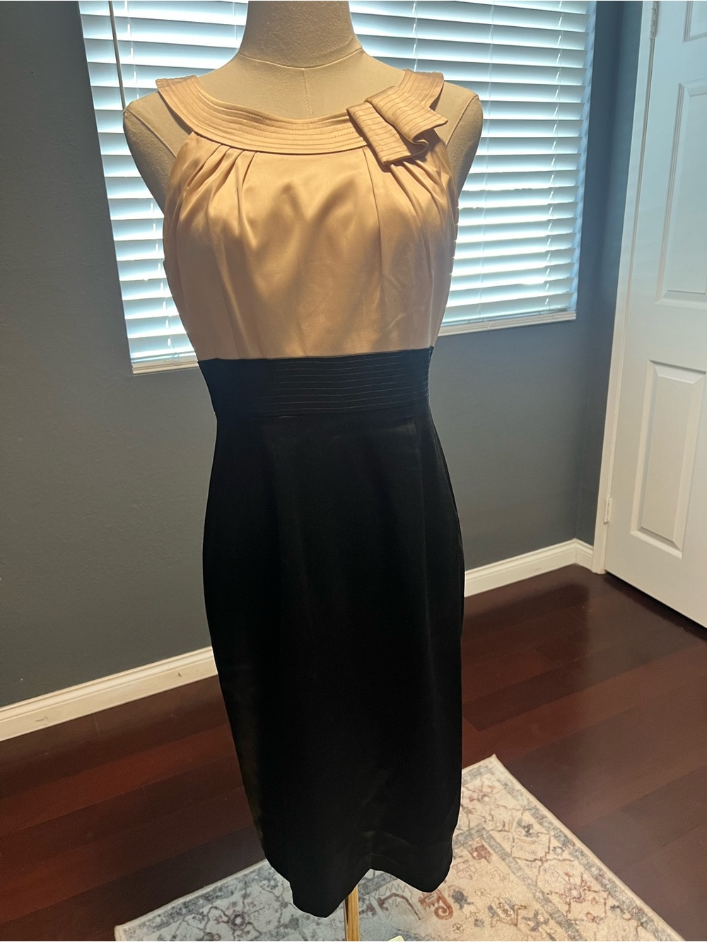 Jones NY Two-Tone Black and Cream Sleeveless Sheath Dress. Size 4